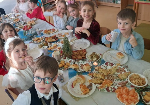 Dzieci podczas uroczystego świętowania przy wspólnym stole