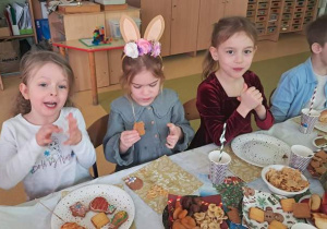 Dziewczynki siedzą przy wigilijnym stole