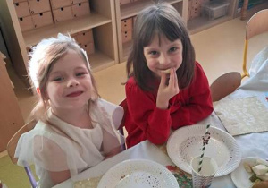 Alicja i Jagoda pozują do zdjęcia podczas wigilijnego poczęstunku