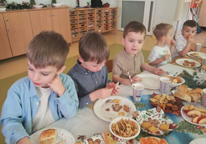 Dzieci podczas uroczystego świętowania przy wspólnym stole