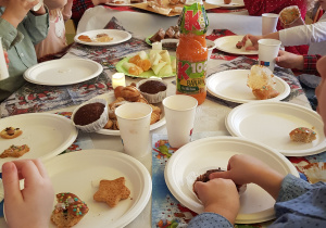 Świąteczny stół pełen smakołyków przygotowanych przez rodziców