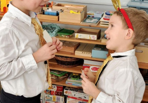 Dwóch chłopców dzieli się opłatkiem