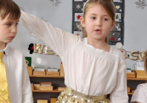 Dziewczynka podczas mówienia swojej roli