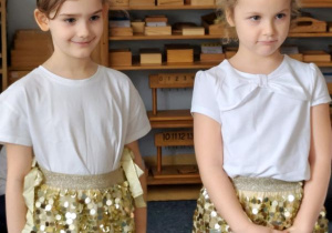 Dziewczynki podczas mówienia swojej roli