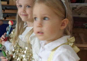 Dziewczynki podczas tańca