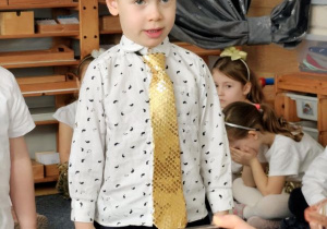 Chłopiec podczas mówienia swojej roli