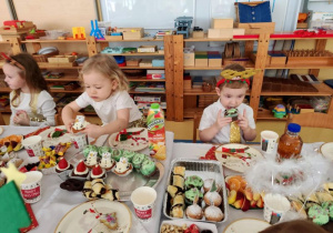 Dzieci siedzą przy wigilijnym stole