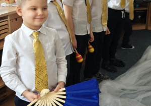 Chłopcy podczas tańca