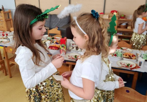 Dziewczynki dzielą się opłatkiem