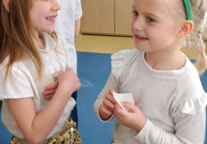 Dziewczynki dzielą się opłatkiem