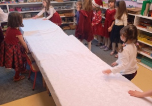 Nakrywanie stołu obrusem