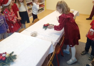 Julcia układa stroiki na stole