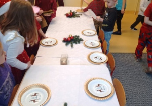 Dzieci rozkładają talerze