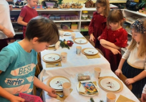 Rozkładanie serwetek oraz łyżeczek