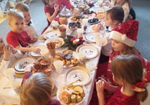 Dzieci w trakcie częstowania się smakołykami