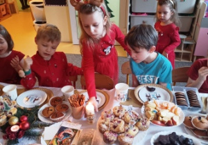 Helanka stawia świece na stole