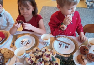 Dzieci w trakcie poczęstunku