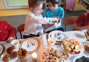 Chłopcy częstują się ciasteczkami