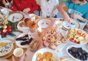 Dzieci w trakcie wigilii