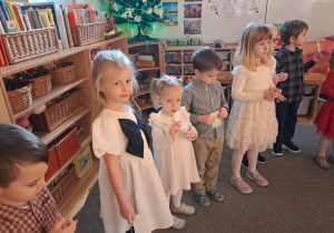 Dzieci podczas rozdawania opłatka