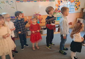 Dzieci podczas rozdawania opłatka