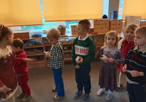 Dzieci podczas rozdawania opłatka