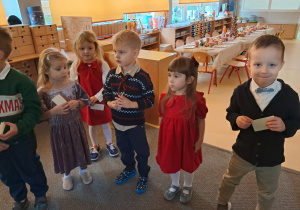 Dzieci podczas rozdawania opłatka