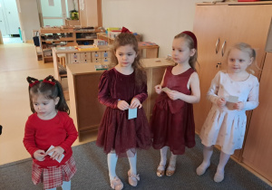 Dzieci podczas rozdawania opłatka