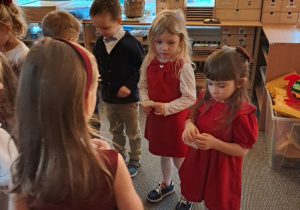 Dzieci składają sobie życzenia i dzielą się opłatkiem