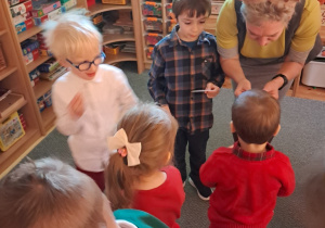 Dzieci składają sobie życzenia i dzielą się opłatkiem