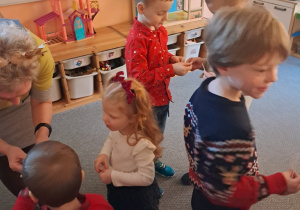 Dzieci składają sobie życzenia i dzielą się opłatkiem