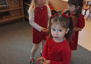 Dzieci składają sobie życzenia i dzielą się opłatkiem