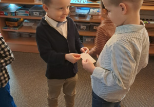 Dzieci składają sobie życzenia i dzielą się opłatkiem