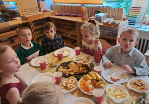 Dzieci podczas uroczystego świętowania przy wspólnym stole