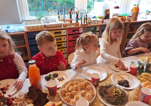 Dzieci podczas uroczystego świętowania przy wspólnym stole
