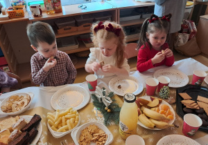 Dzieci podczas uroczystego świętowania przy wspólnym stole