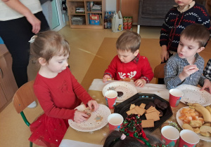 Dzieci podczas uroczystego świętowania przy wspólnym stole