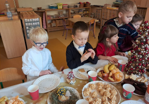 Dzieci podczas uroczystego świętowania przy wspólnym stole