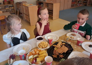 Dzieci podczas uroczystego świętowania przy wspólnym stole