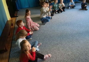 Dzieci siedzą w kręgu