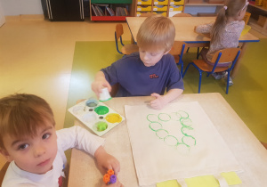 Chłopiec przygotowuje torbę świąteczną dla rodziców