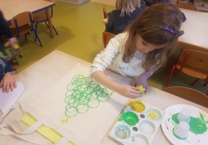 Dziewczynka przygotowuje torbę świąteczną dla rodziców