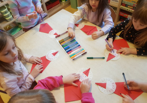 Dzieci podczas pracy plastycznej z Mikołajem z serwetki