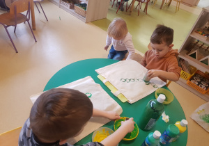 Dzieci przygotowują świąteczne torby dla rodziców