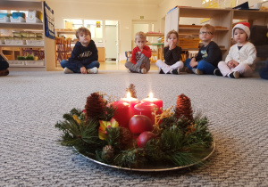 Ćwiczenie ciszy z wieńcem adwentowym