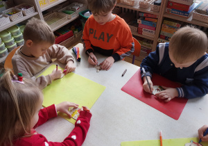 Dzieci ozdabiają drewniane bobmbki