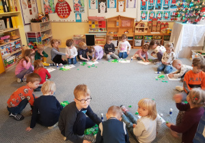 Dzieci przygotowują w parach wieńce świąteczne