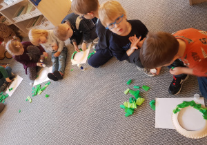 Dzieci przygotowują w parach wieńce świąteczne