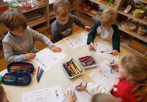 Starszaki podczas świątecznych ćwiczeń graficznych