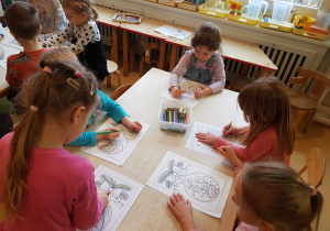 Dzieci kolorują świąteczne obrazki